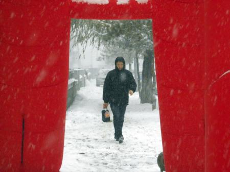 12月3日，在吉林省吉林市街頭，行人冒雪出行。