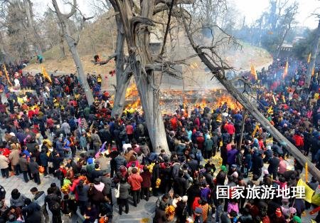 大批香客聚集在河南省淮陽縣太昊陵區(qū)，焚香祭奠中華人文始祖太昊伏羲氏（2010年3月17日攝）。中原地區(qū)是華夏文明的發(fā)源地，伏羲、黃帝、炎帝、大禹等中華人文始祖都在這里留下遺跡。春節(jié)期間，當(dāng)?shù)匕傩斩紩ヒ恍﹤鹘y(tǒng)古廟參加祭拜大典，通過祭祀來祈求和報(bào)答先祖的庇護(hù)和保佑。