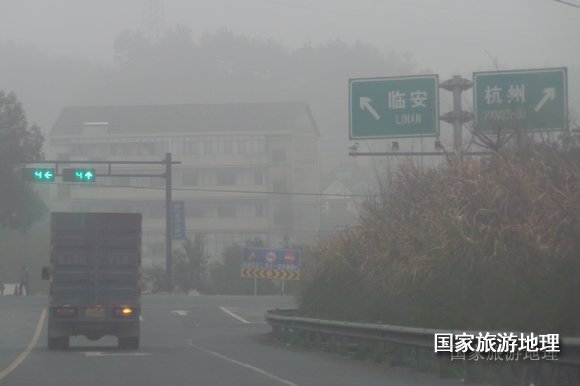 冬日回暖 2月2日霧霾卷土重來 再度侵襲江南杭州等地，攝于臨安