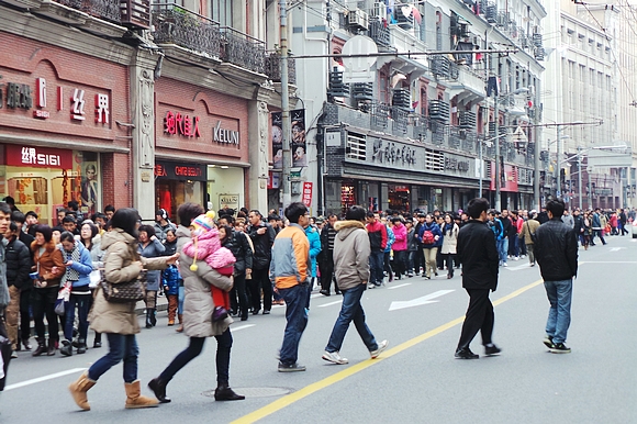 上午9點后至傍晚，黃浦江兩岸的南京路、外灘、東方明珠塔等景點一直是人流如潮。