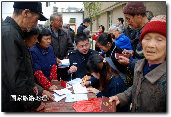 江西婺源：民警關(guān)愛留守老人 服務(wù)到家（王國(guó)紅 孫繼明攝）