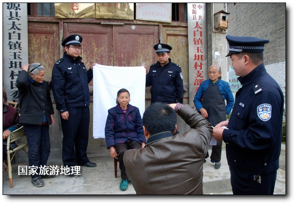 江西婺源：民警關(guān)愛留守老人 服務(wù)到家（王國(guó)紅 孫繼明攝）