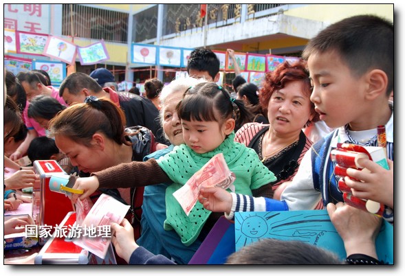 4月27日，婺源縣星星幼兒園的小朋友們?cè)诩议L(zhǎng)的陪同下將愛(ài)心義賣的錢進(jìn)行募捐。