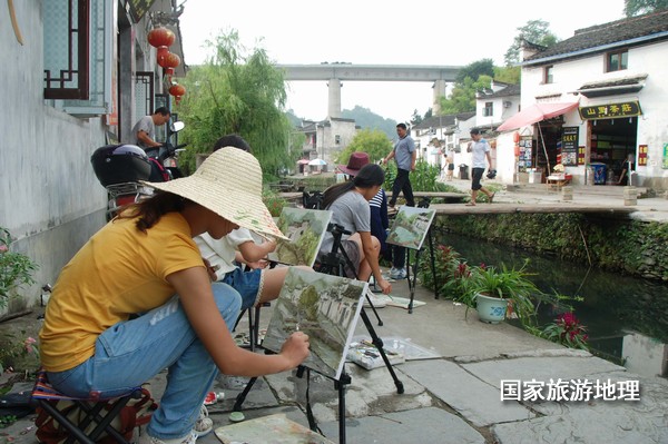 　　9月13日，座落在婺源縣秋口鎮(zhèn)李坑村“小橋、流水、人家”創(chuàng)作寫生基地的李坑章文灑店農(nóng)家樂。