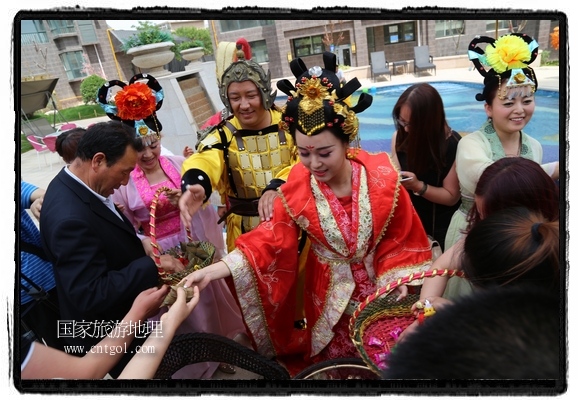 6月19日，端午節(jié)的前一天，甘肅平?jīng)鍪嗅轻紖^(qū)南山公園澳廈麗灣小區(qū)“邀請”唐朝被譽(yù)為四大美女之一的“楊貴妃”前來與市民見面，共度“端午佳節(jié)”。期間，“貴妃娘娘”由一名解說人員做向?qū)?，與小區(qū)居民一同游玩、賞景、互敬酒水、合影留念，并現(xiàn)場贈(zèng)送大人小孩粽子、香包和糖果。