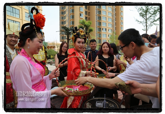 6月19日，端午節(jié)的前一天，甘肅平?jīng)鍪嗅轻紖^(qū)南山公園澳廈麗灣小區(qū)“邀請”唐朝被譽(yù)為四大美女之一的“楊貴妃”前來與市民見面，共度“端午佳節(jié)”。期間，“貴妃娘娘”由一名解說人員做向?qū)?，與小區(qū)居民一同游玩、賞景、互敬酒水、合影留念，并現(xiàn)場贈(zèng)送大人小孩粽子、香包和糖果。