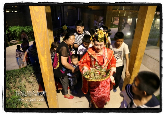 6月19日，端午節(jié)的前一天，甘肅平?jīng)鍪嗅轻紖^(qū)南山公園澳廈麗灣小區(qū)“邀請”唐朝被譽(yù)為四大美女之一的“楊貴妃”前來與市民見面，共度“端午佳節(jié)”。期間，“貴妃娘娘”由一名解說人員做向?qū)?，與小區(qū)居民一同游玩、賞景、互敬酒水、合影留念，并現(xiàn)場贈(zèng)送大人小孩粽子、香包和糖果。