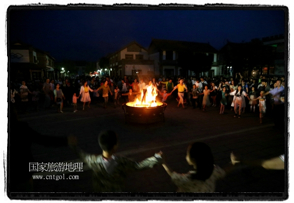 甘肅平涼市崆峒古鎮(zhèn)舉辦了篝火晚會，1000余名市民參與其中，大家載歌載舞，在歡快熱鬧的氣氛中為每一位父親送祝福。父親節(jié)（Father's Day），顧名思義是感恩父親的節(jié)日。約始于二十世紀初，起源于美國，現(xiàn)已廣泛流傳于世界各地，節(jié)日日期因地域而存在差異。