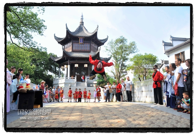 6月20日，小朋友們和中國武術(shù)愛好者們在江西省婺源縣熹園景區(qū)表演中國傳統(tǒng)的中國武術(shù)功夫，吸引許多游人前來駐足觀看。當(dāng)日是中國傳統(tǒng)的端午節(jié)，江西省婺源縣的中國武術(shù)愛好者們通過表演中國武術(shù)功夫，打太極，表演了少林棍、硬氣功、自選拳等少林寺功夫，讓孩子們從小學(xué)習(xí)中國武術(shù)，傳承中國武德，感受先人過端午的氛圍。