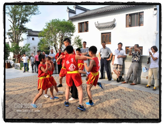 6月20日，小朋友們和中國武術(shù)愛好者們在江西省婺源縣熹園景區(qū)表演中國傳統(tǒng)的中國武術(shù)功夫，吸引許多游人前來駐足觀看。當(dāng)日是中國傳統(tǒng)的端午節(jié)，江西省婺源縣的中國武術(shù)愛好者們通過表演中國武術(shù)功夫，打太極，表演了少林棍、硬氣功、自選拳等少林寺功夫，讓孩子們從小學(xué)習(xí)中國武術(shù)，傳承中國武德，感受先人過端午的氛圍。