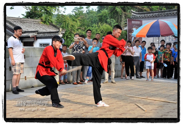 6月20日，小朋友們和中國武術(shù)愛好者們在江西省婺源縣熹園景區(qū)表演中國傳統(tǒng)的中國武術(shù)功夫，吸引許多游人前來駐足觀看。當(dāng)日是中國傳統(tǒng)的端午節(jié)，江西省婺源縣的中國武術(shù)愛好者們通過表演中國武術(shù)功夫，打太極，表演了少林棍、硬氣功、自選拳等少林寺功夫，讓孩子們從小學(xué)習(xí)中國武術(shù)，傳承中國武德，感受先人過端午的氛圍。